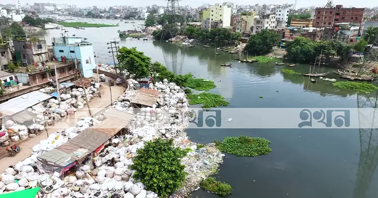 বুড়িগঙ্গার তীরে প্লাস্টিক বর্জ্য